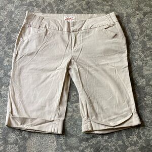 EUC Younique size 9 dress khaki shorts. Comfortable and stylish